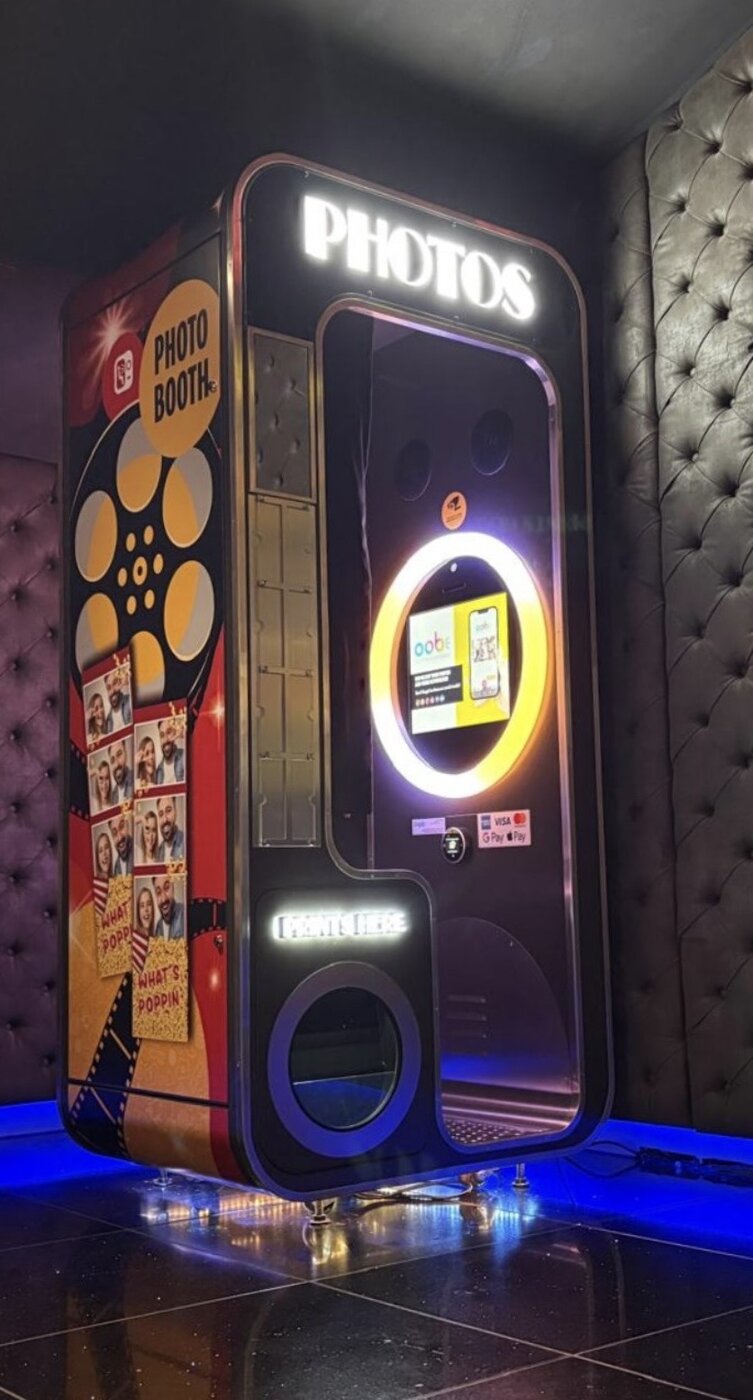 Photoma Mini booth installed in a dark lounge